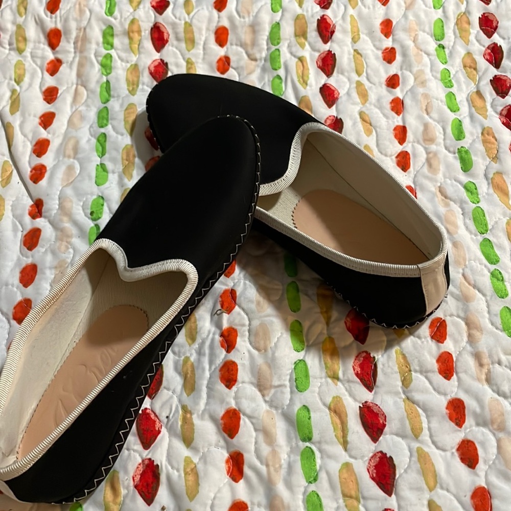 J.Crew slide shows, black n white. Woman’s 5.5